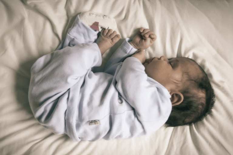 Baby schläft nicht ein trotz Müdigkeit? Die besten Tipps